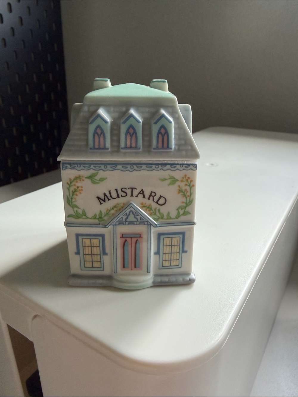 Lenox 1989 spice village - Mustard